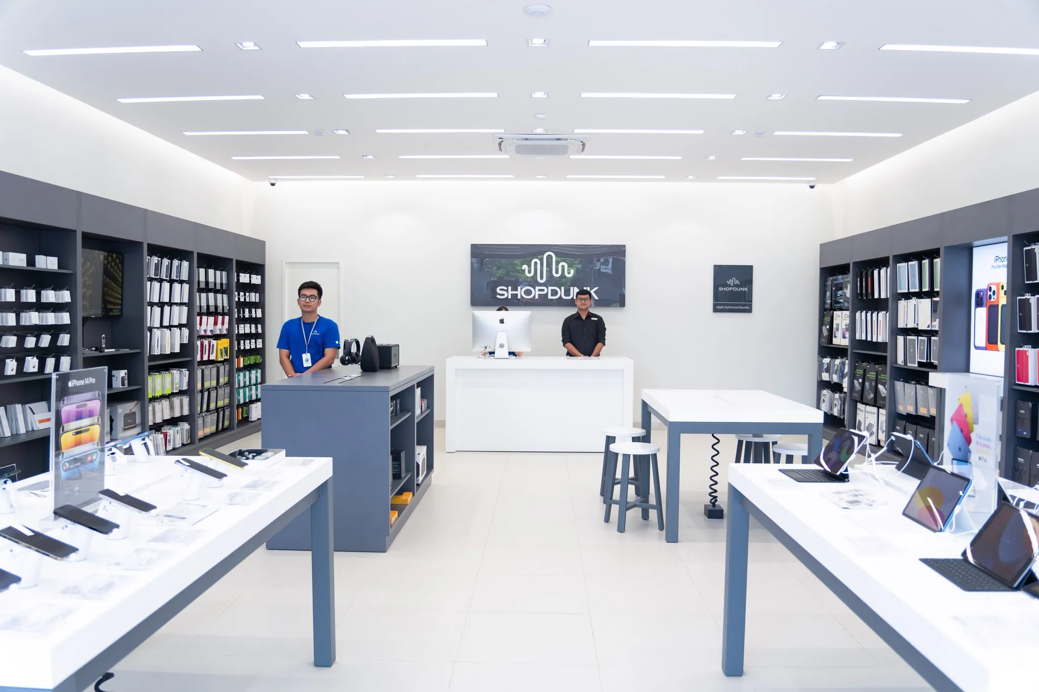 Gọi hotline, inbox fanpage hoặc đến trực tiếp cửa hàng ShopDunk để được tư vấn chi tiết